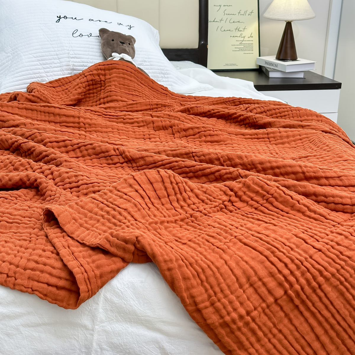 Plaid en gaze de coton terracotta sur un lit Image