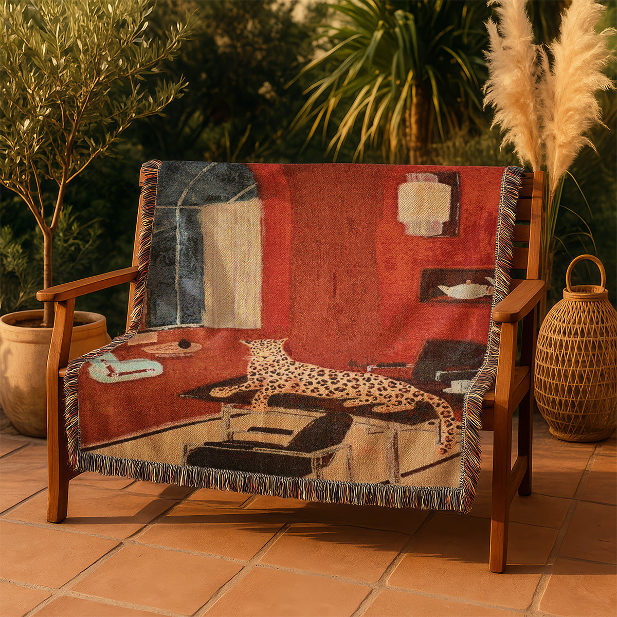 Plaid tapisserie jacquard motif léopard sur un fauteuil