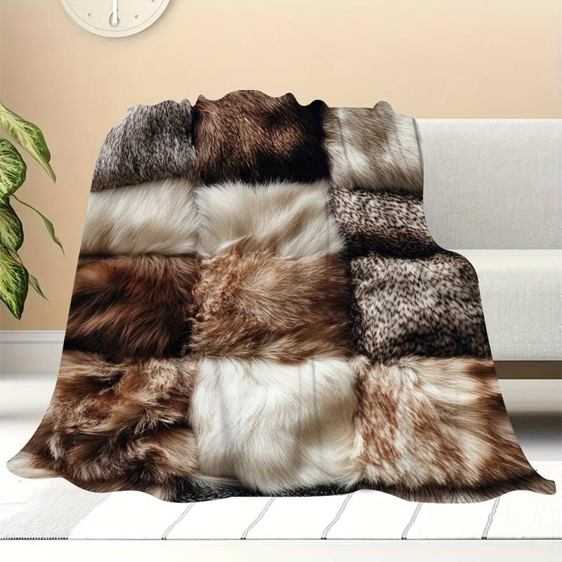 Plaid fausse fourrure patchwork marron gris blanc sur canapé