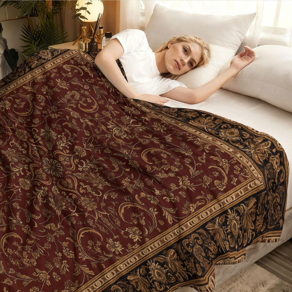 Plaid vintage damas bordeaux et doré sur un lit