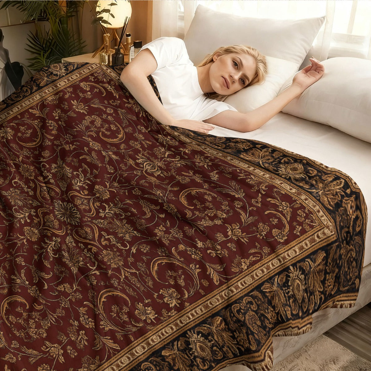 Plaid vintage damas bordeaux et doré sur un lit