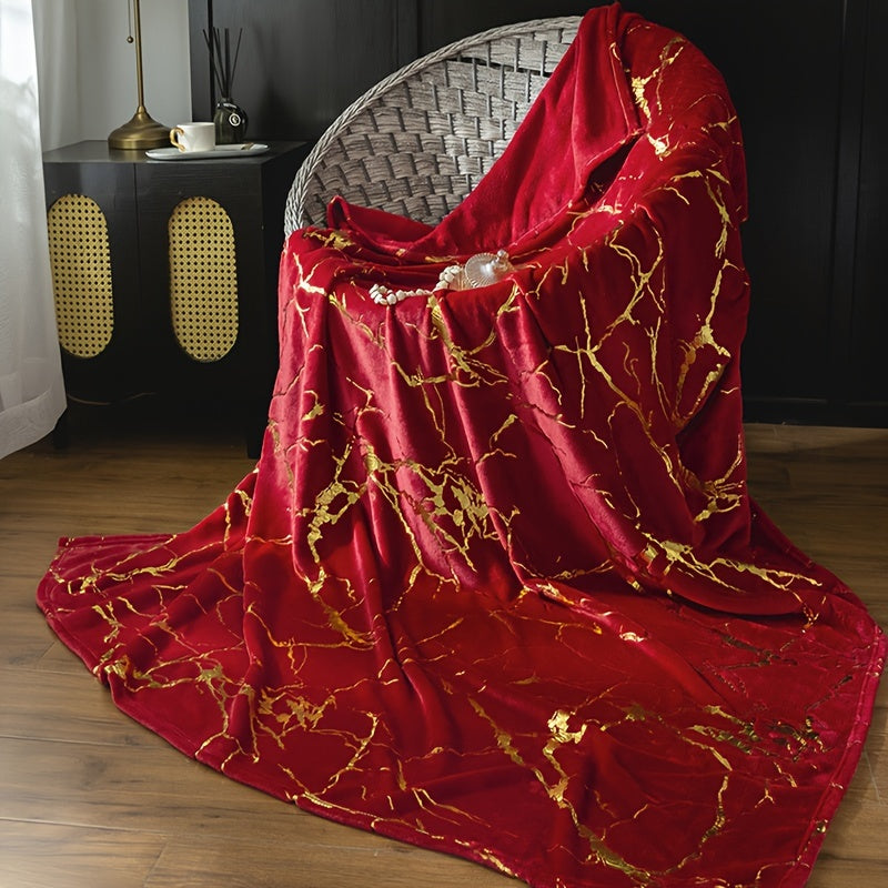Plaid velours effet marbre doré rouge sur un fauteuil Image