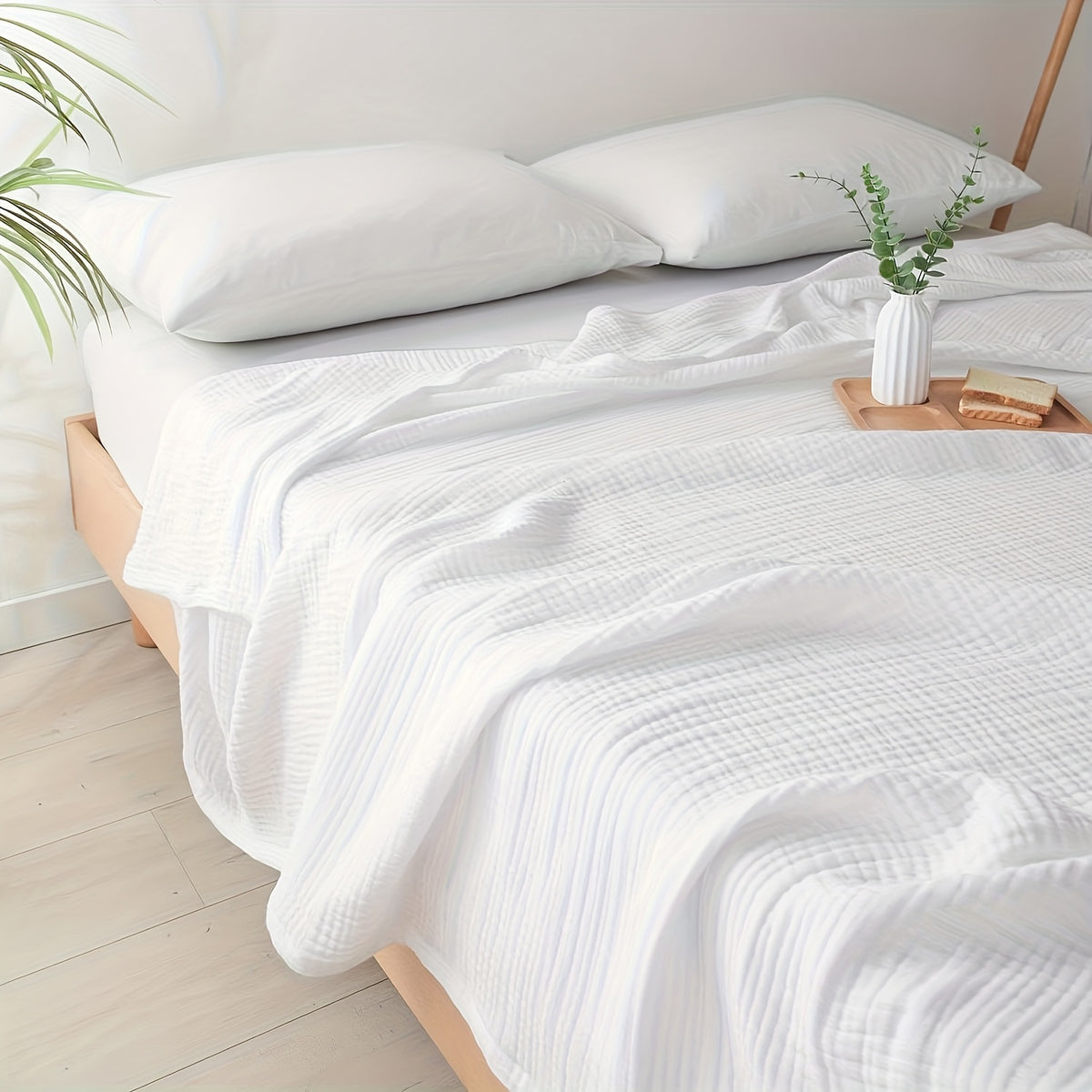 Plaid en gaze de coton blanc sur un lit