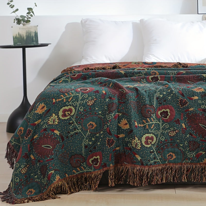 Plaid jacquard floral à franges vert sur un lit