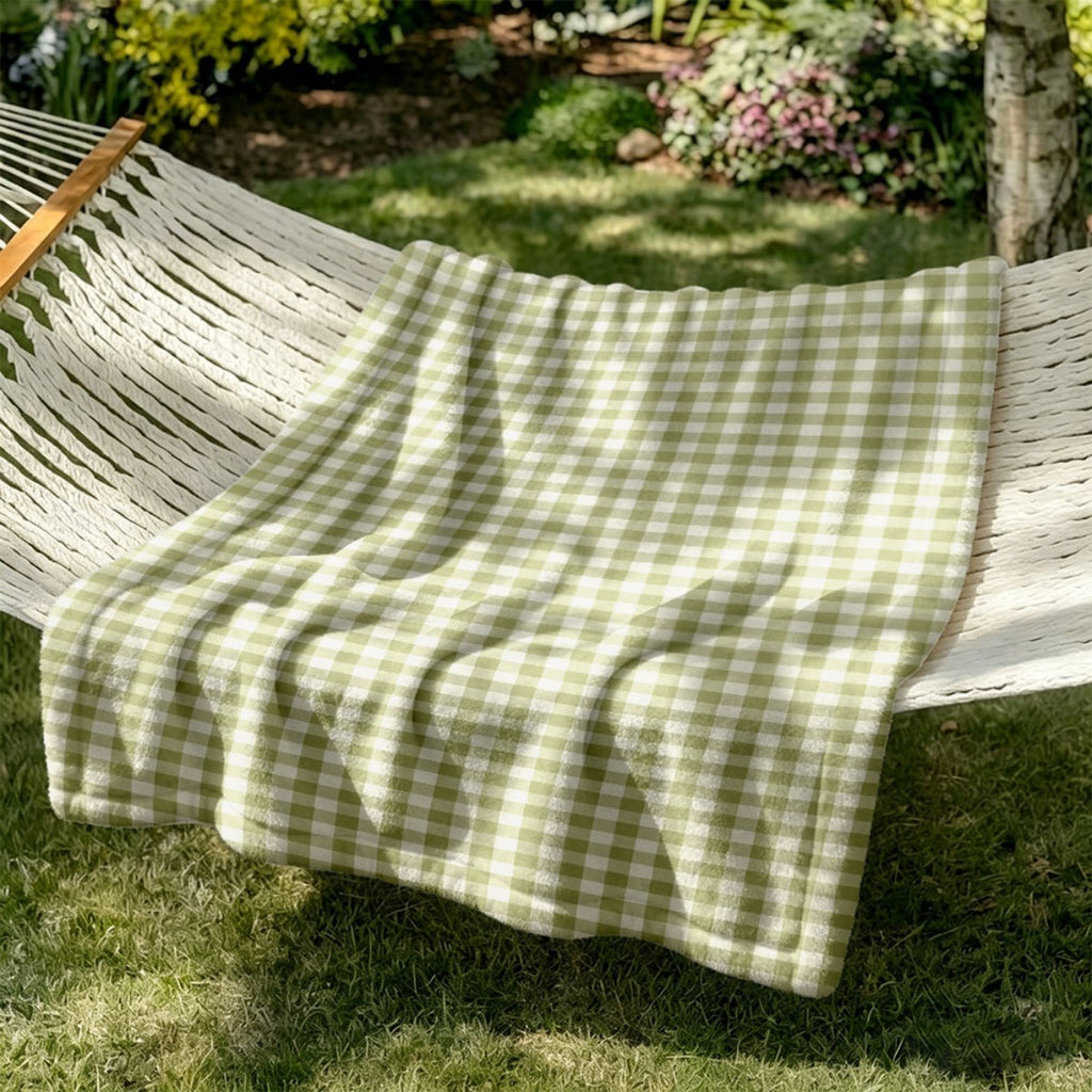 Plaid vichy vert sauge sur un hamac de jardin