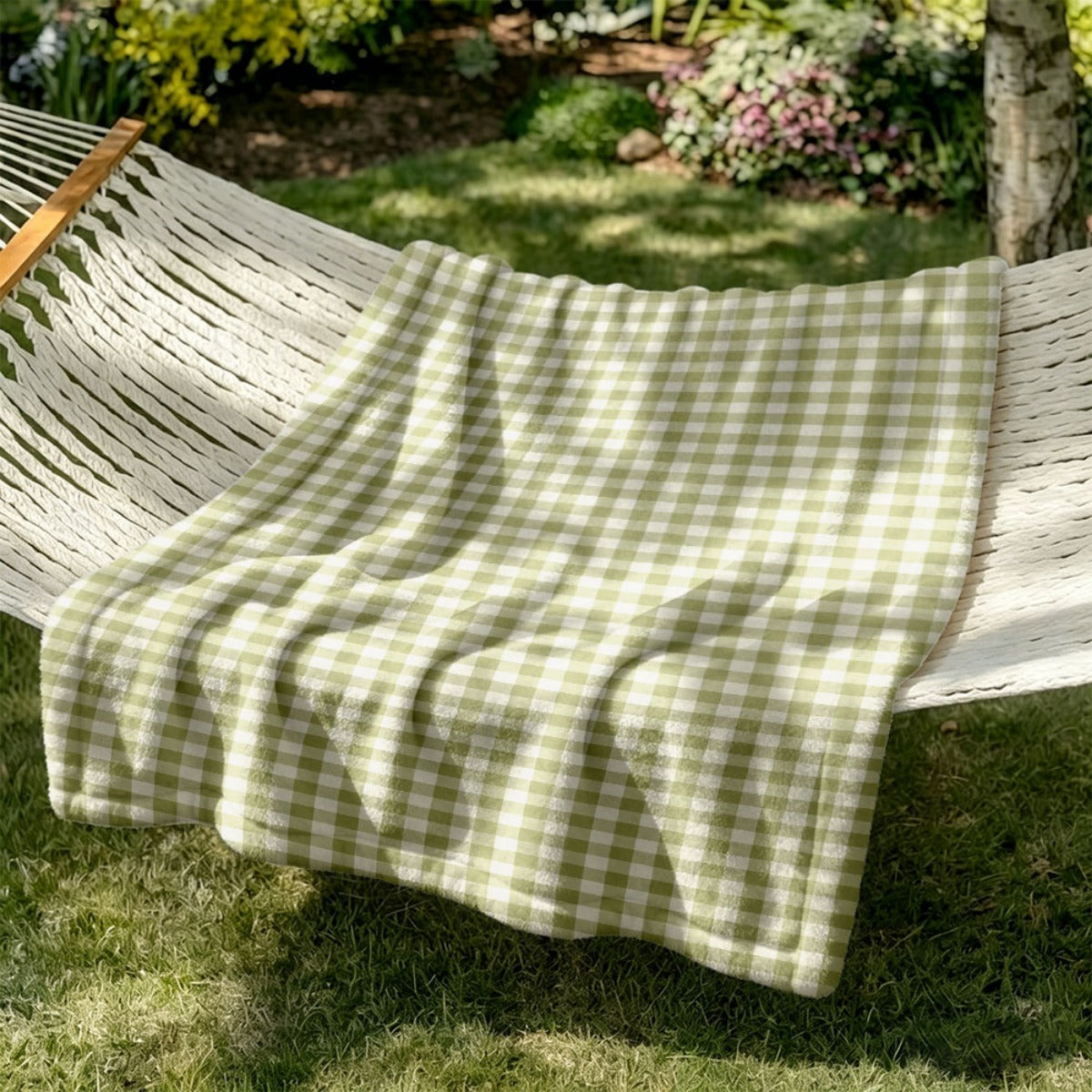 Plaid vichy vert sauge sur un hamac de jardin