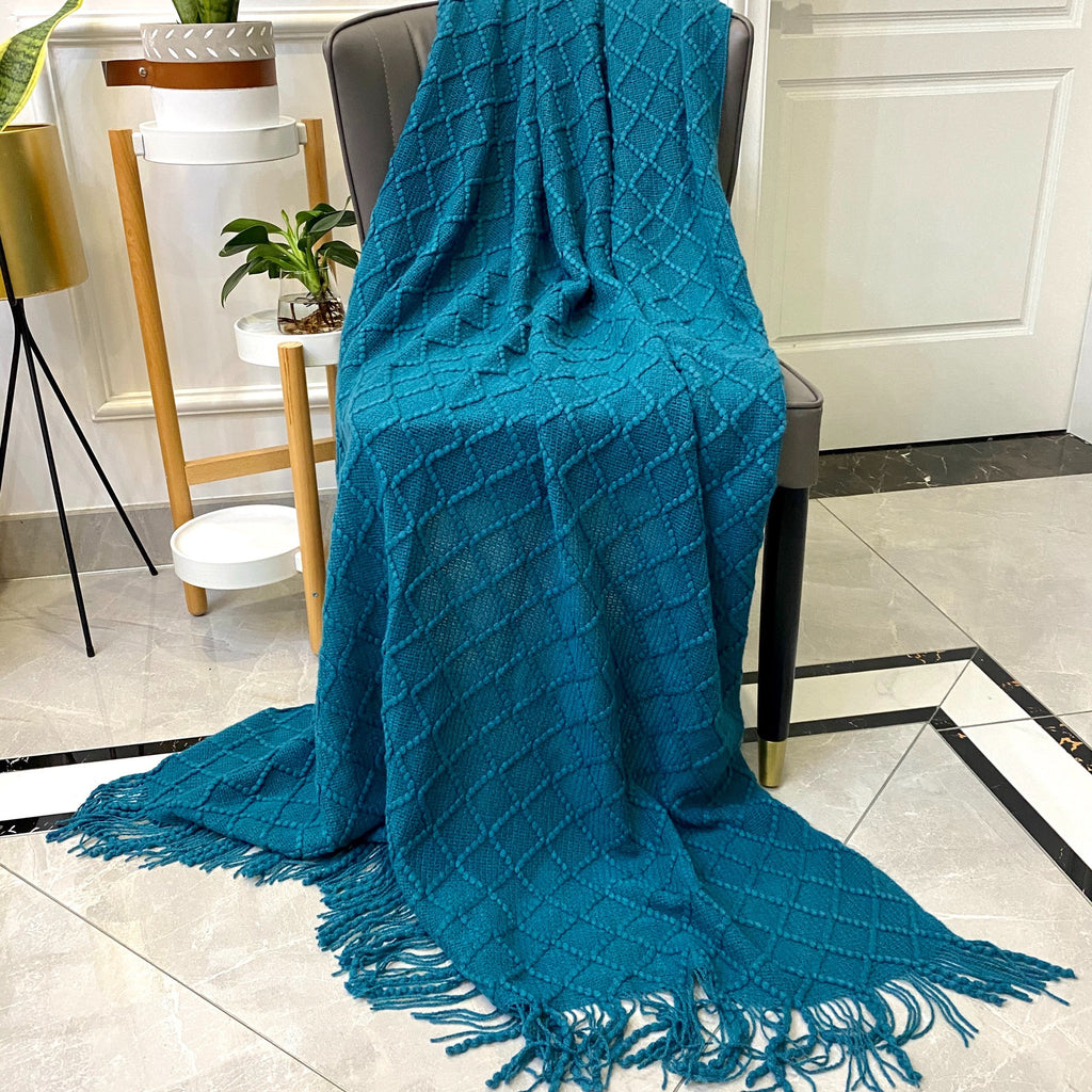 Plaid bohème tissé à franges sur un fauteuil