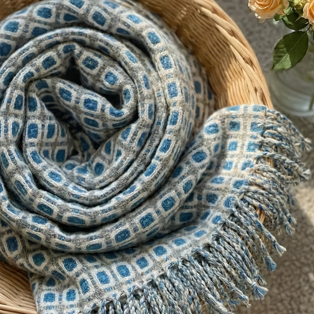 Plaid jacquard à franges bleu, roulé dans un panier